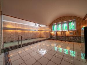 仓敷库拉士基常春藤广场酒店的游泳池,浴室设有彩色玻璃窗