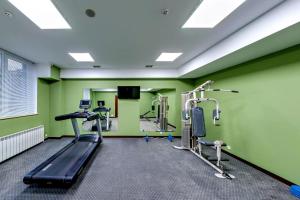 基希讷乌London Boutique Hotel的健身房设有绿色的墙壁和跑步机