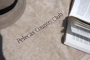 派莱卡斯配莱卡乡村俱乐部公寓的报纸旁的一本书,书里写着和平社区俱乐部的字眼