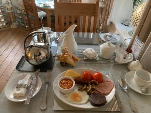 兰迪德诺修道院之家酒店的一张桌子上放着一盘早餐食品
