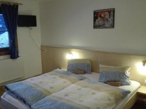 东蒂罗尔地区马特赖Obertimmeltaler的一间卧室配有一张大床和两个枕头