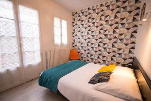 拉罗谢尔巴黎酒店的一间卧室设有一张床和一面墙