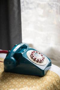 拉罗谢尔巴黎酒店的盘子上装有红色饼干的蓝色电话