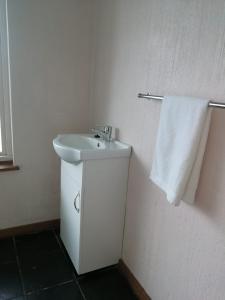 理查兹湾Emangunini Guest house的一间带水槽和白色毛巾的浴室
