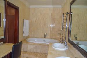理查兹湾Emangunini Guest house的带浴缸和盥洗盆的大浴室