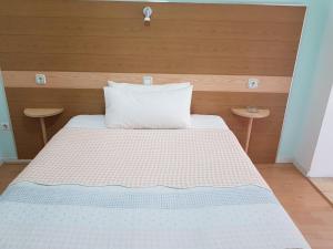 巴利亚多利德利马旅馆的一间卧室配有一张带木制床头板的床