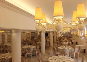 阿尔沃洛特雷耶斯兹瑞斯酒店的宴会厅配有桌椅和吊灯