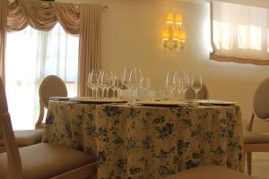 阿尔沃洛特雷耶斯兹瑞斯酒店的餐桌和酒杯