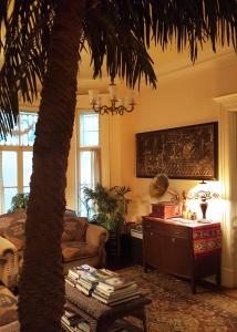 渥太华爱德华国王住宿加早餐酒店的一间客厅,配有棕榈树和一张桌子