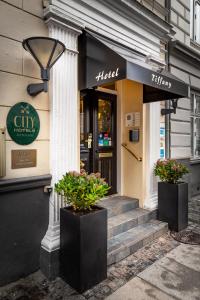 哥本哈根蒂凡尼酒店的建筑前有两株盆栽植物的商店