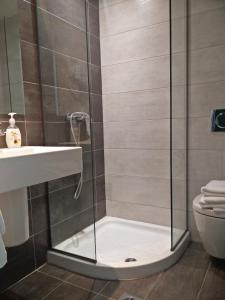罗德镇纽约酒店的卫生间旁的玻璃门淋浴
