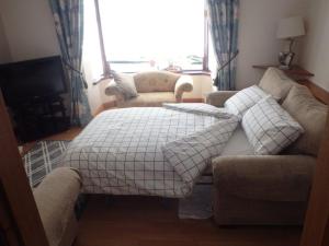 CoalislandTorrent Cottage的客厅配有床和沙发