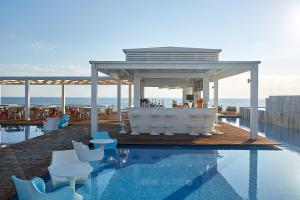 Cavo Olympo Luxury Hotel & Spa - Adult Only内部或周边的泳池