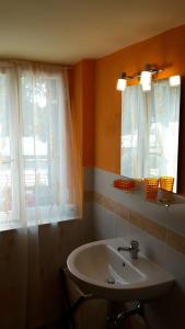 福尔米亚Maison Morgana的一间带水槽的浴室和两个窗户