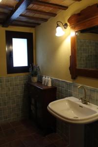 San DalmayCAN SIMON的一间带水槽和镜子的浴室以及窗户。