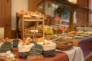 阿德瑙施奈霍夫兰德豪斯酒店的餐桌上的自助面包和糕点