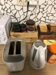 毕尔巴鄂毕尔巴鄂霹雳旅舍的厨房柜台配有烤面包机和其他厨房设施。