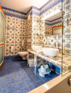 米尔茨施泰格阿皮尔霍夫钦德酒店的浴室设有2个水槽和镜子