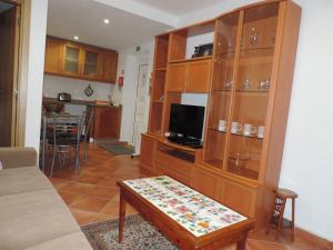 辛特拉Casa Da Tulha的客厅配有沙发和桌子。