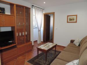 辛特拉Casa Da Tulha的客厅配有沙发和桌子