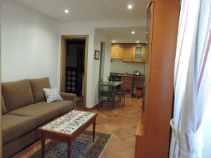 辛特拉Casa Da Tulha的客厅配有沙发和桌子