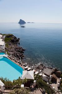 帕纳雷阿钦科塔酒店的享有带游泳池的度假村的空中景致