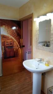 QuemadaCasa Rural Ribera del Duero的一间带白色水槽和砖墙的浴室