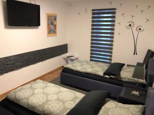 杜塞尔多夫4U梅斯塞兹梅酒店的客房设有两张床和一台平面电视。