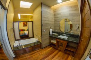 福尔图纳巴尔迪温泉酒店及Spa水疗中心的带浴缸、水槽和镜子的浴室