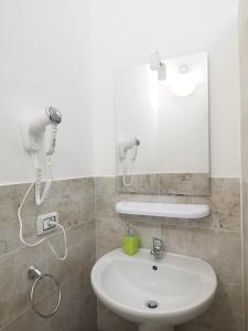 伊格莱西亚斯b&b del corso的浴室设有白色水槽和镜子