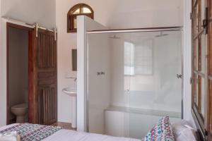 Praia de PalmasPousada Toca do Mar的带淋浴和卫生间的浴室以及1张床。