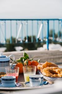 西迪·布·赛义德Les Jardins du Phare de Sidi Bou Said的桌上放有橙子和饮料的食品托盘