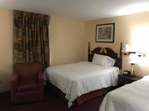 贝德福德Motel Town House的酒店客房,配有两张床和椅子