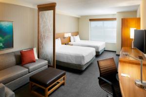 萨姆特萨姆特市中心凯悦嘉轩酒店的酒店客房,设有两张床和一张沙发