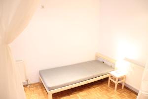 克洛斯特新堡Stifts-Suite的一间小卧室,配有一张床和一张桌子