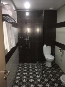 瓦尔扎扎特Motel Safari Budget的带淋浴、卫生间和盥洗盆的浴室