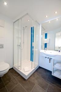 林登贝格拜耶里斯彻酒店的带淋浴、卫生间和盥洗盆的浴室