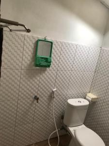 内布拉拉欧瓦巴鲁克简易别墅民宿的一间带卫生间的浴室和墙上的绿色盒子