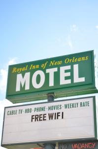 新奥尔良新奥尔良皇家酒店的商店顶部的 ⁇ 虹灯汽车旅馆标志