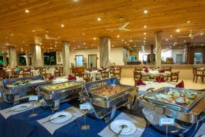 波隆纳鲁沃苏度阿拉利亚酒店的餐厅的自助餐,包括几盘食物