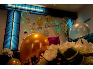 白滨XYZ私人Spa中心及海滨度假酒店 的花边的一大堆气球和生日快乐的标志