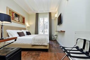 罗马Piazza Venezia Grand Suite的酒店客房设有床和窗户。