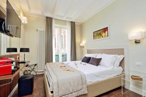 罗马Piazza Venezia Grand Suite的卧室配有一张白色大床和电视。