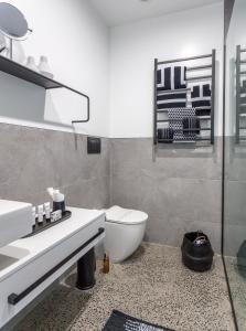 怀蒂昂格Waters Edge B&B的一间带卫生间、水槽和镜子的浴室