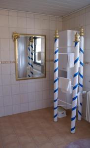 布利斯卡斯特尔Gästehaus Margerite的浴室设有蓝色和白色的柱子和镜子