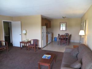 温泉城温泉城国王汽车旅馆的客厅以及带沙发和桌子的厨房。
