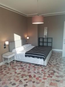 LinateNovegro Linate 101的一间卧室配有一张大床和一盏灯