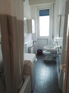 LinateNovegro Linate 101的一间带水槽和卫生间的浴室以及窗户。