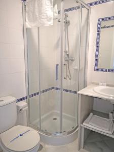 科尼尔-德拉弗龙特拉博德加旅舍的带淋浴、卫生间和盥洗盆的浴室