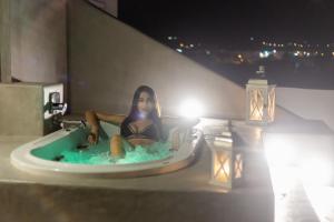 纳克索乔拉圣瓦拉西斯酒店的女人坐在浴缸里